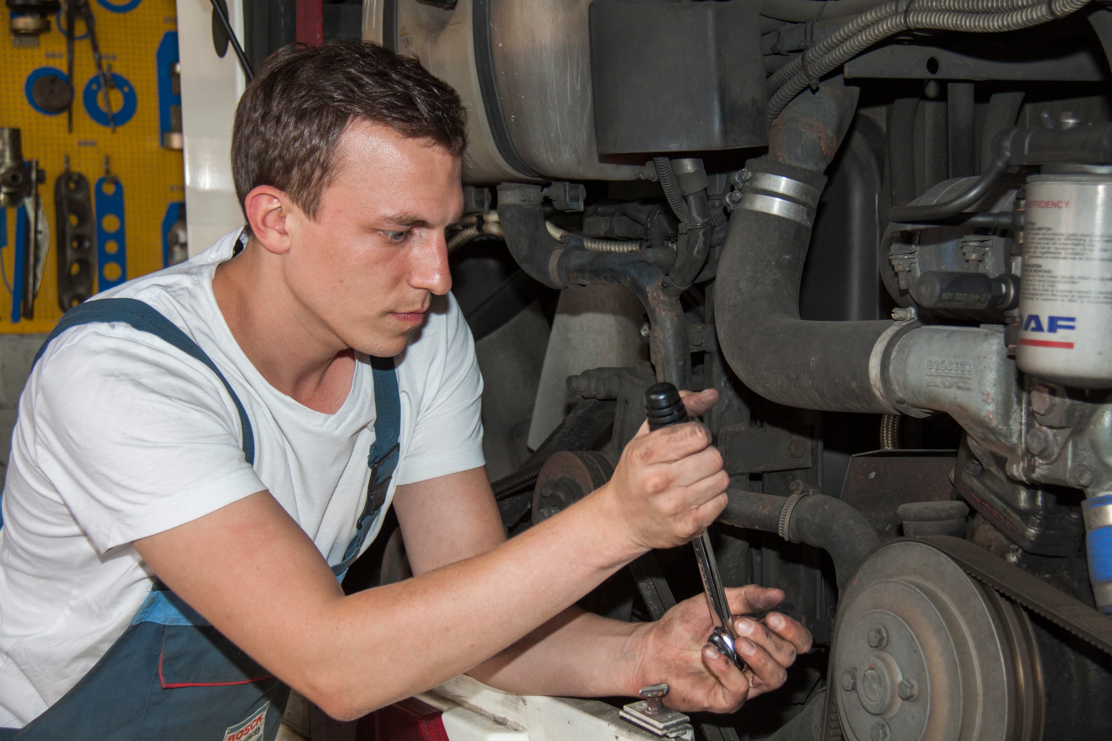 Mechaniker bei der Arbeit am Motor eines Nutzfahrzeugs